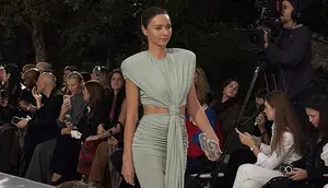 Paris Fashion Week 2027, Pesona Miranda Kerr Comeback ke Runway Setelah Hampir 10 Tahun