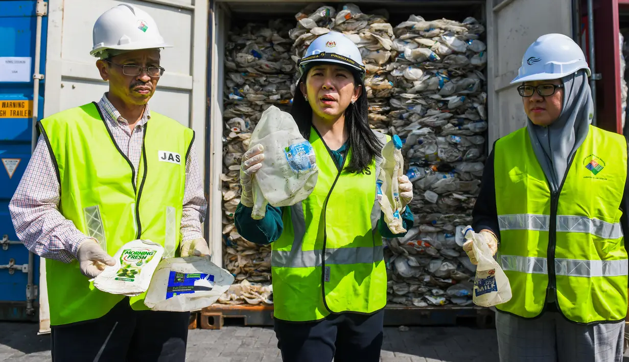 Menteri Energi, Ilmu Pengetahuan, Teknologi, Lingkungan dan Perubahan Iklim (MESTECC) Yeo Bee Yin (tengah) menunjukkan contoh limbah plastik dari Australia yang akan dikembalikan ke negara asal di Port Klang, sebelah barat Kuala Lumpur, Malaysia, Selasa (28/5/2019). (Mohd RASFAN/AFP)RASFAN/AFP)