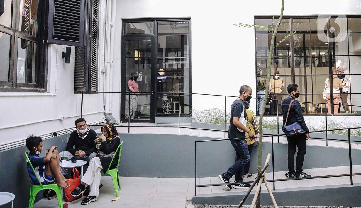 Sejumlah pengunjung berjalan di area Pos Bloc, Jakarta Pusat, Sabtu (9/10/2021). Tidak hanya pertunjukan musik, Pos Bloc juga akan mewadahi usaha mikro, kecil, dan menengah (UMKM) di bidang kuliner, film, fesyen, dan kriya. (Liputan6.com/Faizal Fanani)