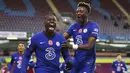 Pemain Chelsea, Kurt Zouma, melakukan selebrasi usai mencetak gol ke gawang Burnley pada laga Liga Inggris di Stadion Turf Moor, Sabtu (31/10/2020). Chelsea menang dengan skor 3-0. (Molly Darlington/Pool via AP)