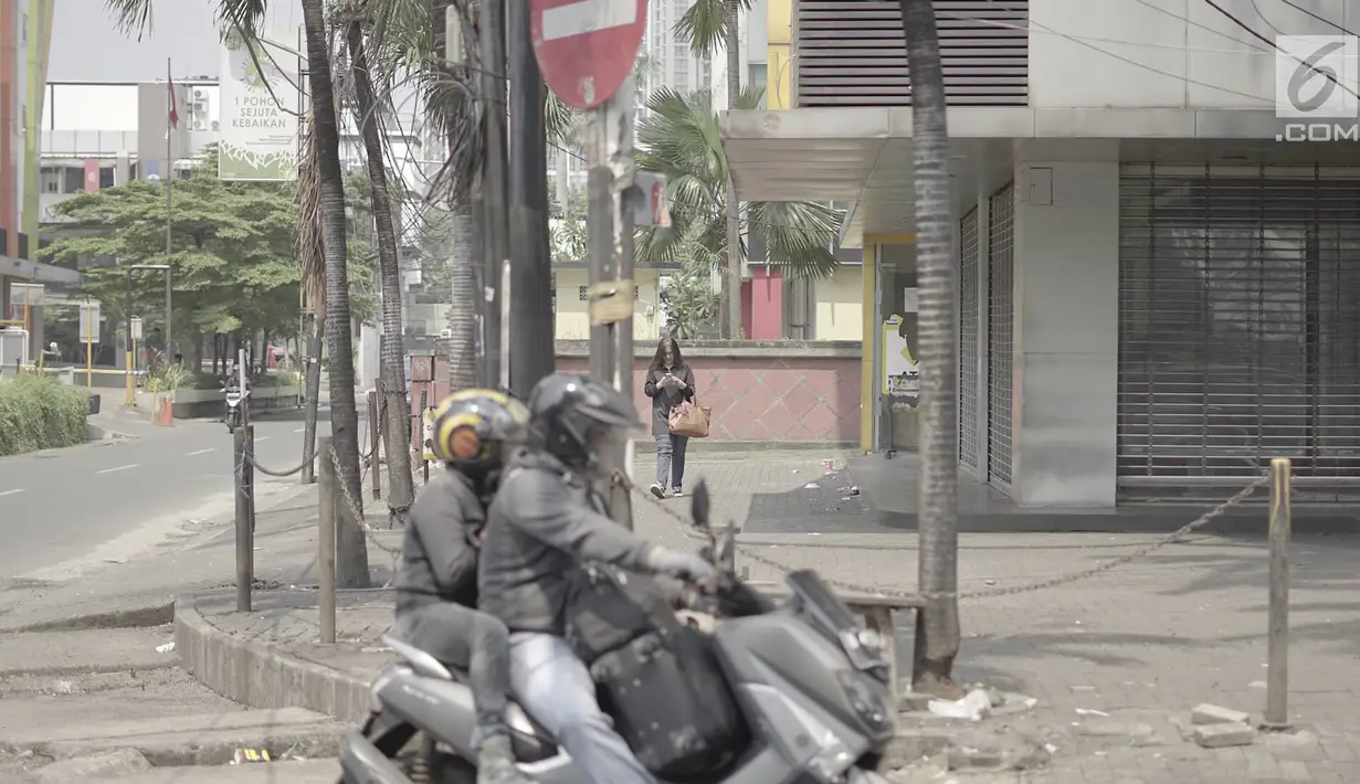 Pejalan kaki melintas di trotoar ruas jalan kawasan Kemang, Jakarta, Minggu (12/5/2019). Rencana pembangunan fisik penataan ruang jalan atau pedestrian kawasan Kemang akan dimulai pada akhir Mei 2019 dengan tujuan menjadikan kawasan tersebut sebagai objek wisata. (Liputan6.com/Immanuel Antonius)