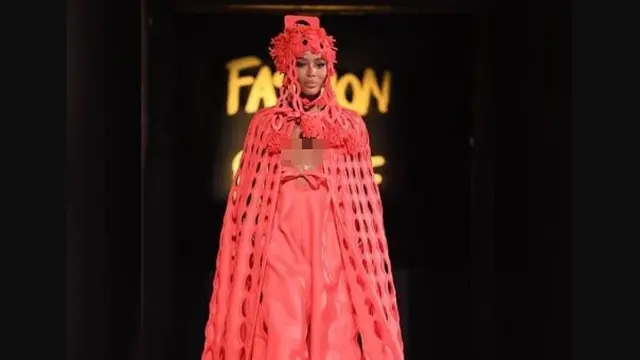 Gaun Menerawang Naomi Campbell dalam London Fashion Week 2019