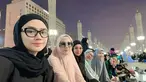 Begini potret terbaru yang diunggah Mulan Jameela saat berada di Tanah Suci bersama rombongan dan kedua putrinya, Tyara dan Shafeea. Sejak awal perjalanan liburan ini, Tyara Savitri pun terlihat sudah mengenakan hijab yang menuai banyak pujian. (Liputan6.com/IG/@tiaransvtr)