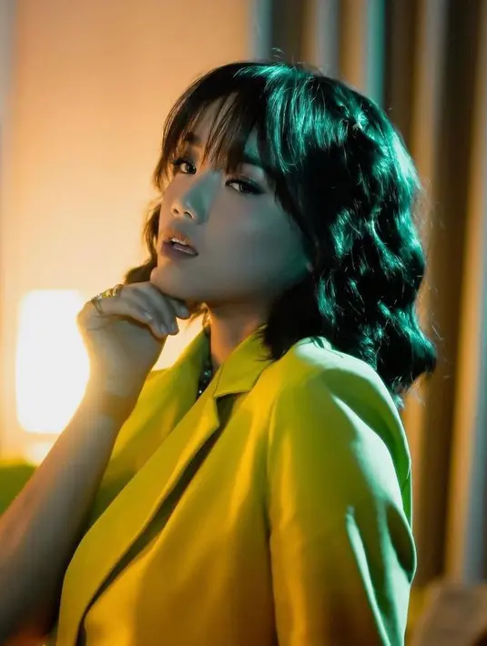 Adapula netizen yang menyebut paras Fuji mirip dengan penyanyi Marion Jola. “Sekilas mirip Marion Jola,” komentar netizen. Bagaimana menurutmu, Sahabat Fimela? (Instagram/Fuji_an).