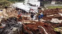 Longsor akibat pergerakan tanah menerjang peternakan ayam di Kampung Loasari, Cisurupan, Kabupaten Garut, Jabar. (Liputan6.com/Jayadi Supriadin)