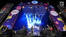 Aksi grup band indie, SORE pada acara Vidio Fair 2.0 di Gandaria City Mall, Sabtu (3/11). Selain SORE, musisi-musisi papan atas seperti Sheryl Sheinafia, Andien, GIGI dan Govinda juga tampil menghibur pengunjung (Liputan6.com/Herman Zakharia)