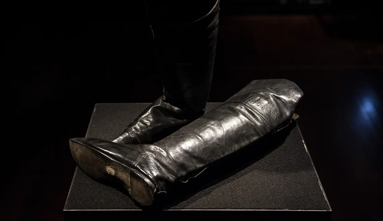 Sepasang sepatu bot Napoleon Bonaparte dipajang di rumah lelang Drouot, Paris, Prancis, Jumat (8/11/2019. Rumah lelang Prancis, Binoche and Giquello akan melelang sepatu bot Napoleon Bonaparte pada 29 November 2019. (Christophe ARCHAMBAULT/AFP)