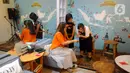 Penyandang down syndrome menyajikan kopi untuk pengunjung di Kopi Kamu, Kebayoran Baru, Jakarta Selatan, Selasa (5/12/2023). (merdeka.com/Arie Basuki)