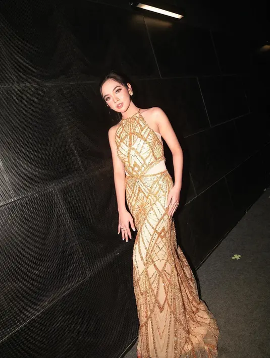 <p>Di IMA 2022, Lyodra tampil cantik luar biasa dalam balutan gaun bernuansa emas. Gaun tanpa lengan dan detail halter-neck ini tampak luar biasa ketika dikenakan Lyodra. Foto: Instagram.</p>