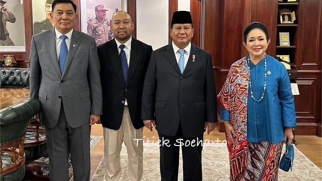 Gaya Kece Titiek Soeharto Foto Bareng Presiden Prabowo di Acara Sertijab Menhan