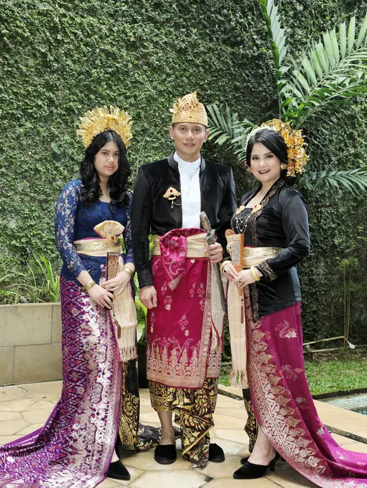 <p>Pada kesempatan ini, Almira Tunggadewi Yudhoyono juga ikut mengenakan kebaya khas Bali. Nuansa biru tua pada kebaya dengan kain songket bali keunguan memberikan paduan warna yang seru dan lebih atraktif dipakai oleh anak muda. (Foto: Istimewa/ Bintang Radityo).</p>