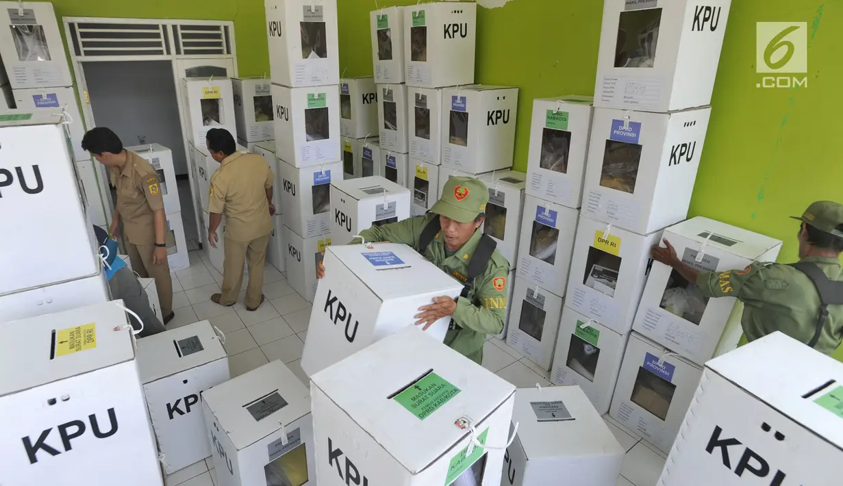 Petugas Kelompok Penyelenggara Pemungutan Suara (KPPS) saat akan mendistribusikan kotak suara menuju TPS di desa Cidokom, Bogor, Selasa (16/4). Pada 17 April 2019, masyarakat dapat menunaikan haknya mencoblos, baik untuk memilih caleg maupun presiden-wakil presiden. (Merdeka.com/Arie Basuki)