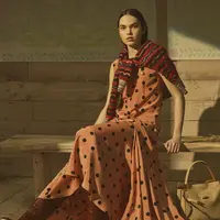 Permainan motif polkadot dipadukan dengan nunsa warna oranye membuat kesan hangat yang menawan.