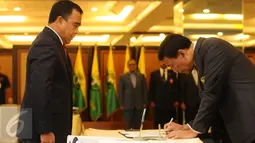 Ketua KONI Pusat, Tono Suratman (kiri) menyaksikan penandatangan nota pelantikan pengurus PP PBSI oleh Ketua Umum PP PBSI Wiranto di Jakarta, Kamis (19/1). Wiranto menjabat sebagai Ketua Umum PP PBSI periode 2016-2020. (Liputan6.com/Helmi Fithriansyah)
