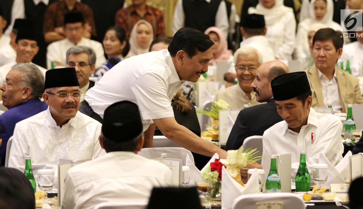 Menko Maritim Luhut Binsar Panjaitan bersalaman dengan Presiden Joko Widodo saat menghadiri undangan buka puasa bersama di Jakarta, Rabu (14/5/2019). Acara buka puasa tersebut dihadiri sejumlah tokoh-tokoh dan petinggi partai politik. (Liputan6.com/Johan Tallo)