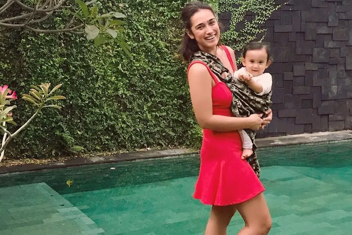 [Bintang] Alexandra Gottardo Tutup Kolom Komentar Foto Telanjang Dada Bersama Anak