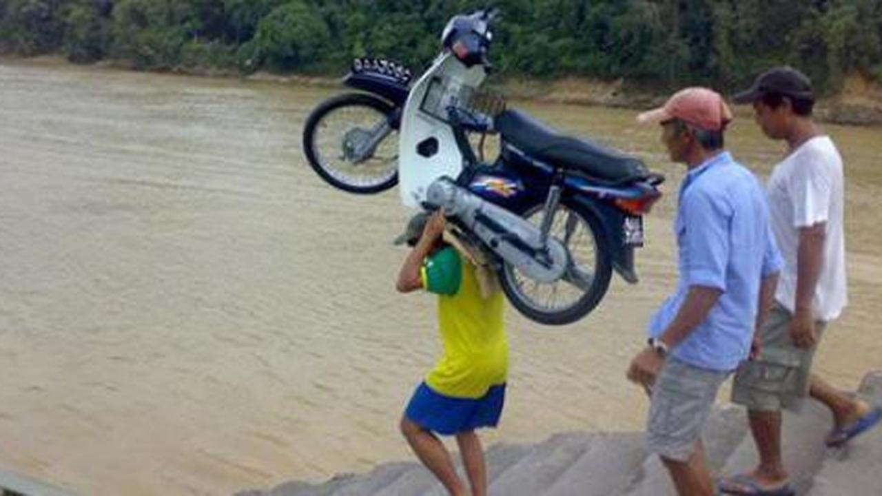 Zaman terbalik, motor naik orang