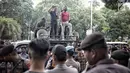 Sejumlah massa menggelar Aksi Bela OSO di depan Gedung KPU, Jakarta, Rabu (16/1). Massa juga meminta KPU memasukkan nama Oesman Sapta Odang (OSO) ke Daftar Calon Tetap (DCT) anggota DPD. (Liputan6.com/Faizal Fanani)