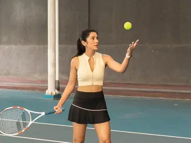Fanny Ghassani selalu meluangkan waktu untuk berolahraga. Selain dapat membentuk tubuh ideal di usia 31 tahun, olahraga dapat menjaga dirinya agar tetap bugar. Ia pun menjajal berbagai olahraga seperti latihan tenis.(Liputan6.com/IG/@fannyghassani)