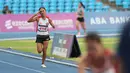 Reaksi pelari putri Indonesia, Odekta Elvina Naibaho menjelang garis finis pada nomor lari 10.000 meter SEA Games 2023 di Stadion Morodok Techo National Stadium, Phnom Penh, Kamboja, Jumat (12/5/2023). Odekta meraih medali perunggu dengan catatan waktu 35 menit 31,03 detik sementara medali emas dan perak direbut dua atlet Vietnam, Thi Oanh Nguyen (35 menit 11,53 detik) dan Thi Hong Le Pham (35 menit 21,09 detik). (Bola.com/Abdul Aziz)