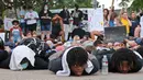 Ratusan demonstran berbaring telungkup menggambarkan George Floyd saat penangakapannya selama aksi di Norman Police Department, Oklahoma, Rabu (3/6/2020). Aksi tersebut menyimbolkan momen terakhir Floyd saat lehernya ditindih lutut oleh polisi Minneapolis pada 25 Mei lalu. (AP/Sue Ogrocki)