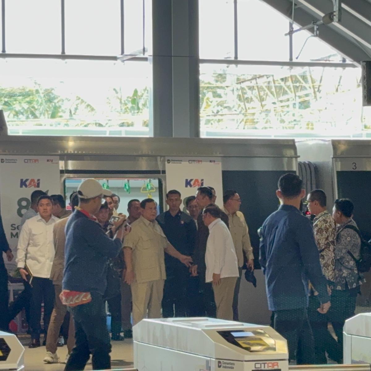 Prabowo jajal commuter line