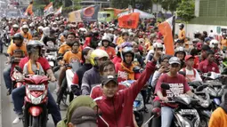 Suporter Persija Jakarta, The Jakmania, konvoi merayakan gelar Piala Liga 1 musim 2018 di Bundaran HI, Jakarta, Sabtu (15/12). Persija berhasil juara Liga 1 usai mengalahkan Mitra Kukar. (Bola.com/Yoppy Renato)