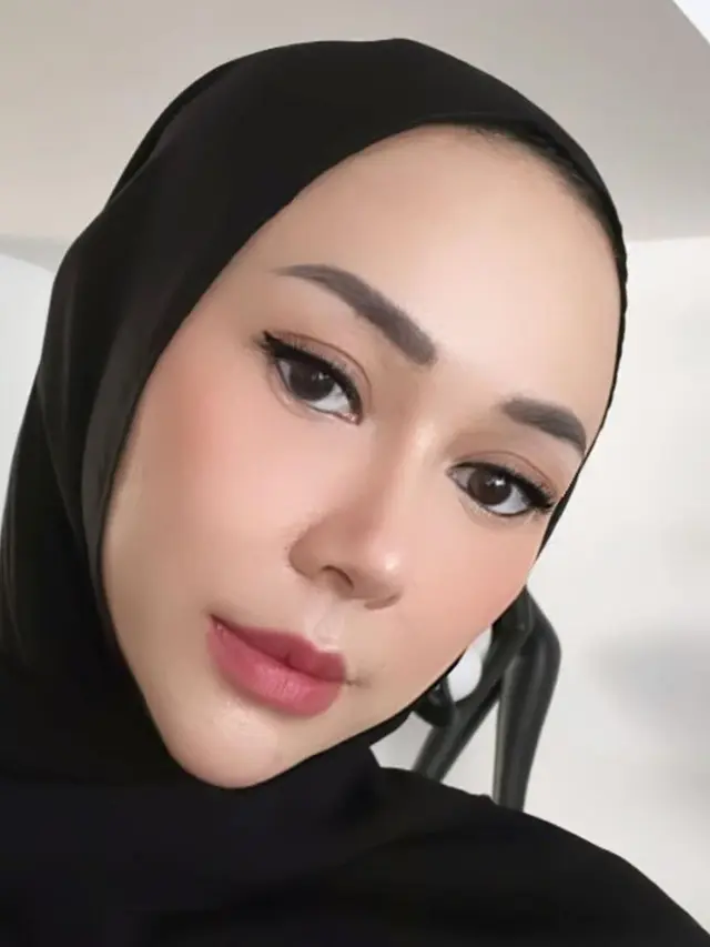 Potret Aura Kasih Pakai Hijab Hitam Ini Terlihat Anggun, Banjir Pujian