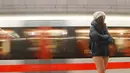 Seorang penumpang perempuan tanpa memakai celana berada stasiun kereta di Praha, Republik Ceko, (8/1). "No Pants Subway Ride' merupakan ajang tahunan yang sudah menyebar ke berbagai kota besar di dunia. (AP Photo/Petr David Josek)