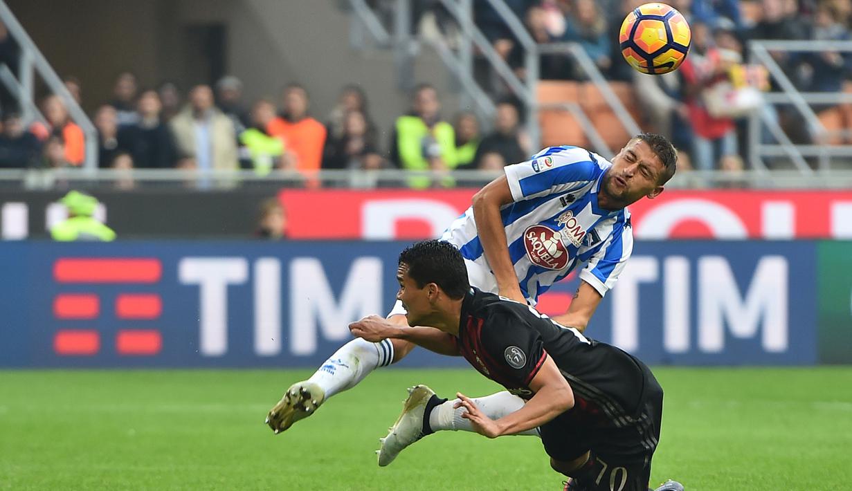 Pemain Pescara, Michele Fornasier menghadang laju pemain AC Milan, Carlos Bacca pada laga Serie A Italia di San Siro Stadium, Milan (30/10/2016). (AFP/Giuseppe Cacace)
