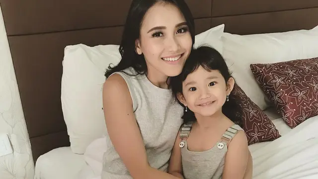 [Bintang] Ayu Ting Ting-Bilqis dan 4 OOTD Mahmud dengan Putrinya yang Imut