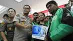 Kabid Humas Polda Metro Jaya Kombes Pol Argo Yuwono foto bersama pengemudi ojek online (ojol) usai rilis kasus penjambretan di Polda Metro Jaya, Jakarta, Senin (8/4). Polisi mengungkap penjambretan di Jalan HR Rasuna Said Kuningan yang menewaskan penumpang ojol tewas. (Liputan6.com/Herman Zakharia)