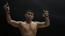 Petarung Indonesia, Eko Roni Saputra, merayakan kemenangannya di ajang One Championship, One: Warrior's Code di Istora Senayan, Jakarta, Jumat (7/2). Eko Roni menang mudah atas Khon Sichan.(Bola.com/Yoppy Renato)