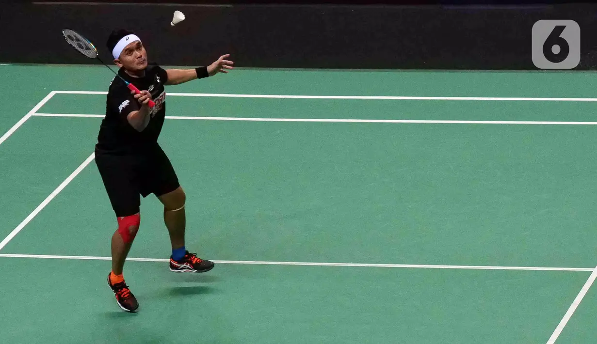 Valentino Simanjuntak saat melawan Vincent Rompies pada acara Vindes Sport bertajuk Tepok Bulu 2022 di Mahaka Square, Jakarta, Minggu (3/7/2022). Vincent Rompies mengalahkan Valentino Simanjuntak dengan skor 21-12 dan 22-20. (Liputan6.com/Herman Zakharia)