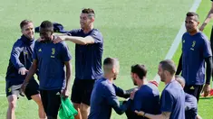 Para pemain Juventus bercanda selama sesi latihan di Juventus sport center,Turin, Italia (15/4). Juventus akan bertanding melawan wakil Belanda, Ajax Amsterdam pada leg kedua babak perempatfinal Liga Champions di Allianz Stadium. (Alessandro Di Marco/ANSA via AP)