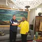 Willem Wandik berpose dengan Ketum Partai Golkar Airlangga Hartarto. Willem mengklaim telah mengantongi dukungan Golkar di Pilgub Papua Tengah 2024. (Foto: Istimewa)