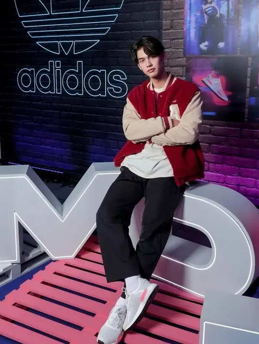 Beri kesan sporty dengan padanan jaket baseball, kaos putih dan celana panjang. Lengkapi gayamu dengan sneakers.@bbrightvc.