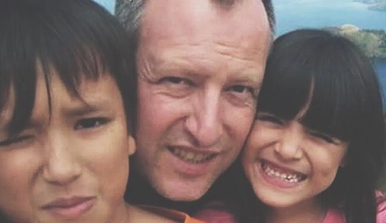 Mawar memposting foto masa kecilnya bersama sang kakak dan ayah yang sudah terlihat sangat kompak. (Liputan6.com/IG/@mawar_eva)