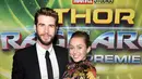 Miley Cyrus dan Liam Hemsworth berpose di karpet merah premier film 'Thor: Ragnarok' di California, 10 Oktober 2017. Ini adalah momen pertama bagi pasangan aktor dan musisi tersebut muncul di red carpet sejak tahun 2013. (Rich Polk/Getty Images/AFP)