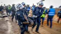 Polisi membawa demonstran untuk membersihkan jalan di Desa Luetzerath dekat Erkelenz, Jerman, 10 Januari 2023. Desa Luetzerath diduduki oleh aktivis iklim yang berjuang melawan penghancuran desa untuk memperluas tambang batu bara Garzweiler dekat perbatasan Belanda. (AP Photo/Michael Probst)