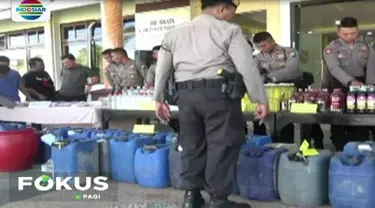 Di hadapan awak media, petugas Polres Banyuwangi, Jawa Timur menggelar ribuan botol miras berbagai merek dan oplosan yang merupakan hasil razia di 84 lokasi selama sepekan terakhir.