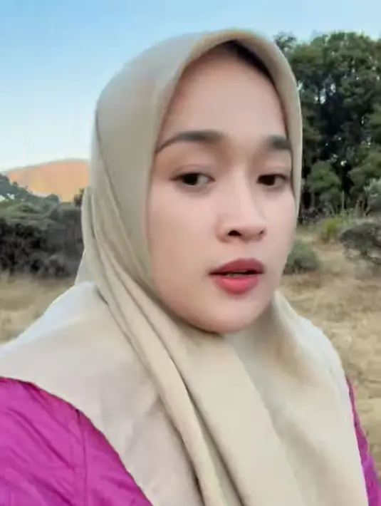 Seiring dengan hobinya yang suka menikmati keindahan alam, Ririe Fairus pun selalu nampak segar. Seolah pemandangan indah memenuhi hatinya untuk berbahagia. [Foto: Instagram/ririe_fairus]