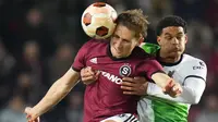 Pemain Sparta Praha, Jan Kuchta (kiri) berebut bola dengan pemain Liverpool, Jarell Quansah pada laga leg pertama 16 Besar Liga Europa 2023/2024 di Epet Arena, Praha, Republik Ceko, Jumat (08/03/2024) dini hari WIB. (AP Photo/Petr David Josek)