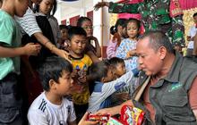 Wali Kota Bekasi Tri Adhianto Serahkan Langsung Bantuan Wali Kota Bekasi Sumbar untuk Korban Banjir