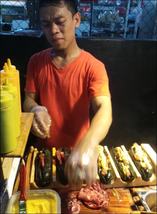 Penjual Hotdog di Pasar Santa/ Copyright by Vemale.com
