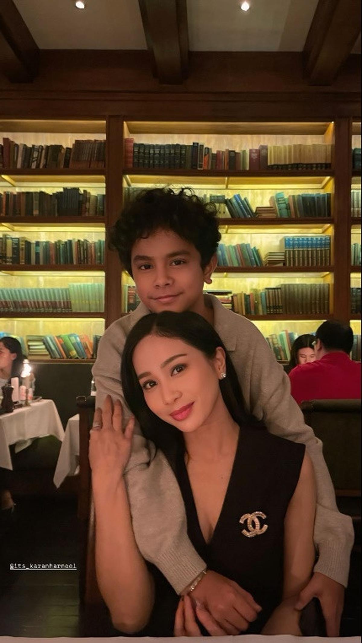 7 Potret Bunga Zainal Dinner Bareng Keluarga, Salfok 2 Anak Lelakinya Sudah Besar dan Ganteng Semua