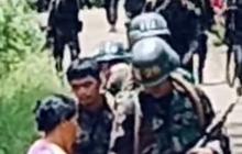 Beri Air Secara Cuma-Cuma ke Prajurit TNI yang Berlatih, Aksi Ibu-ibu Ini Curi Perhatian