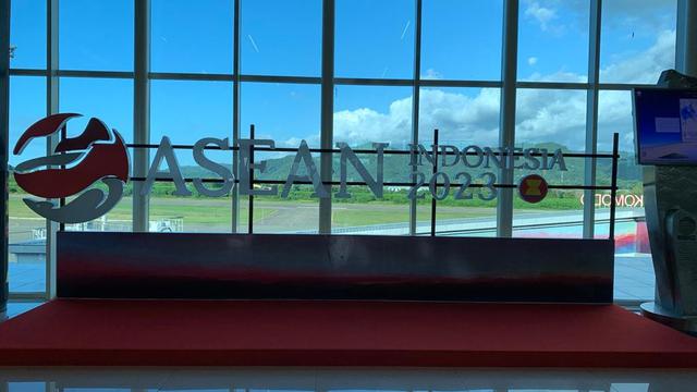 Atribut KTT ke-42 ASEAN 2023 di dalam Bandara Komodo menjelang penyelenggaraan KTT di Labuan Bajo pada 9-11 Mei 2023. (Liputan6/Benedikta Miranti)