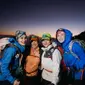 Jelang sampai puncak, Luna Maya dan Della Dartyan kompak pakai jaket warna biru yang senada. Namun Della masih nyaman dengan celana pendek. [@mariannerumantir]