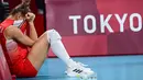 Pemain Turki, Meliha Ismailoglu menutupi wajahnya setelah timnya kalah dari Korea Selatan dalam pertandingan perempat final bola voli putri di Olimpiade Musim Panas 2020 di Tokyo, Jepang, Rabu (4/8/2021). (AFP/Pedro Pardo)